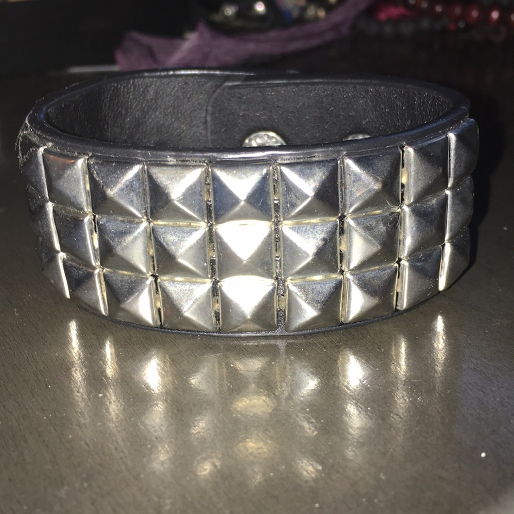 Punk Pyramid  Black Cuff